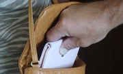 mężczyzna wyjmuje z torebki kobiety portfel