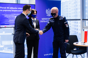 Komendant Główny Policji dziękuję uczestnikom konferencji