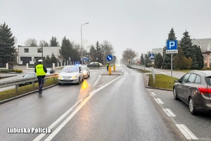 Policjant przeprowadza czynności na drodze po potrąceniu pieszego na przejściu dla pieszych