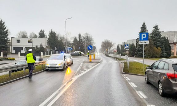 Policjant przeprowadza czynności na drodze po potrąceniu pieszego na przejściu dla pieszych