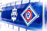 logo ruchu drogowego i policyjna gwiazda z boku policyjnego radiowozu
