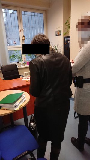 zatrzymana kobieta z nieumundurowaną policjantką w pomieszczeniu