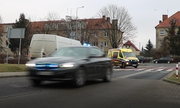 radiowóz policyjny eskortujący karetkę pogotowia