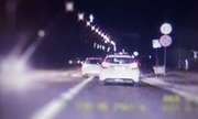 zdjęcie samochodu z wideorejestratora, na którym widać, że biały samochód wyprzedza na przejściu dla pieszych