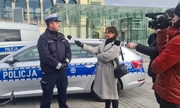 policjant udziela wywiadu dziennikarce