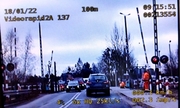 zdjęcie pojazdu z wideorejestratora przed przejazdem kolejowym