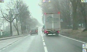 Kierowca wyprzedza ciężarówkę na przejściu