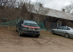 Skradzione auto stojące przy płocie