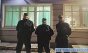 Trzej umundurowani policjanci stoją przed jednostką Policji