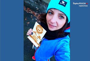 Agnieszka Czyżewska pozuje do zdjęcia trzymając w ręce pamiątkową statuetkę