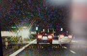 zdjęcie z policyjnego wideorejestratora kierowca łamiący przepisy ruchu drogowego znacznie przekracza dozwoloną prędkość
