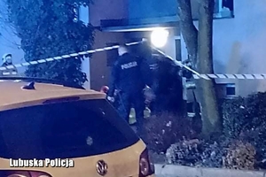 policjanci i strażacy podczas akcji ratunkowej