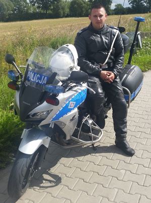 policjant siedzi na motorze