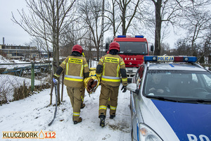 idący strażacy, policjant w radiowozie i wóz strażacki, foto. Kluczbork112