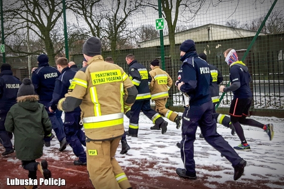 Policjanci, strażacy i inne służby w biegu charytatywnym