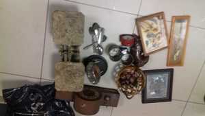 zdjęcie przedstawia odzyskane skradzione przedmioty ułożone są na podłodze w  pomierzeniu biurowym