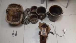 zdjęcie przedstawia odzyskane skradzione przedmioty ułożone są na podłodze w  pomierzeniu biurowym