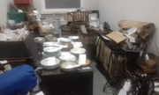zdjęcie przedstawia odzyskane skradzione przedmioty, garnki, fotele, szklanki, przedmioty ułożone są na podłodze oraz stolach w  pomierzeniu biurowym
