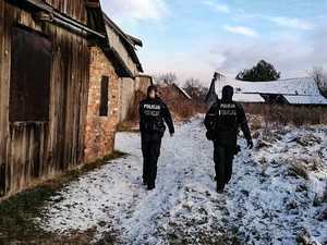 Policjanci w trakcie sprawdzania pustostanów