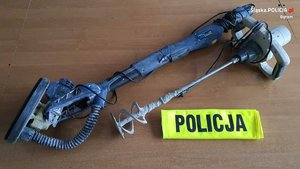 Zabezpieczone narzędzia i napis Policja