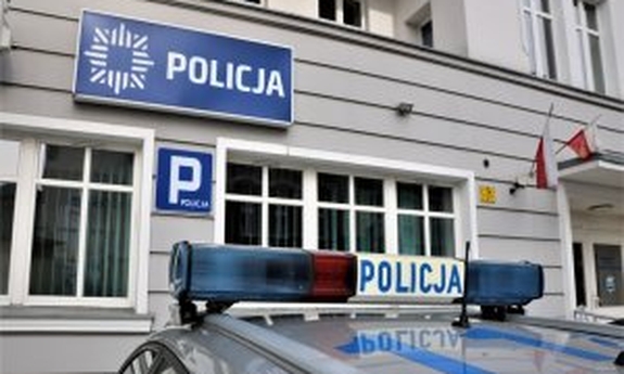 radiowóz stoi przed budynkiem z napisem policja