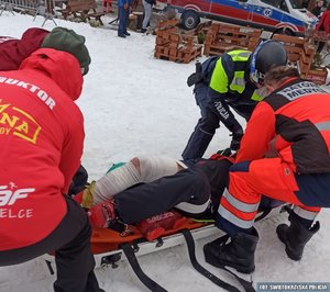 policjanci i ratownicy podczas udzielania pomocy