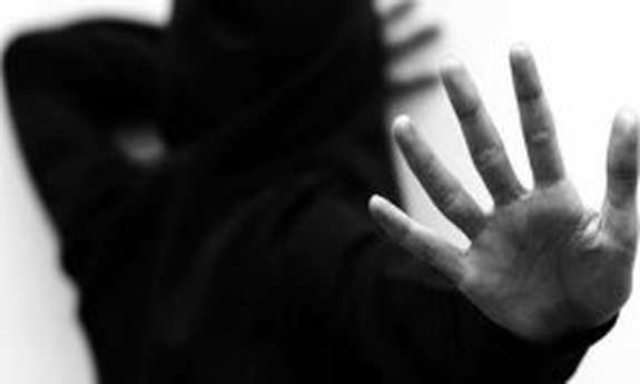 zdjęcie czarno-białe: postać kobiety trzymająca rękę na głowie, a druga trzymająca przed sobą
