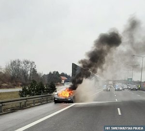 Płonące auto na ruchliwej trasie