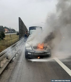 Płonące auto na ruchliwej trasie