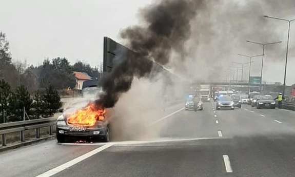 Płonące auto na ruchliwej trasie