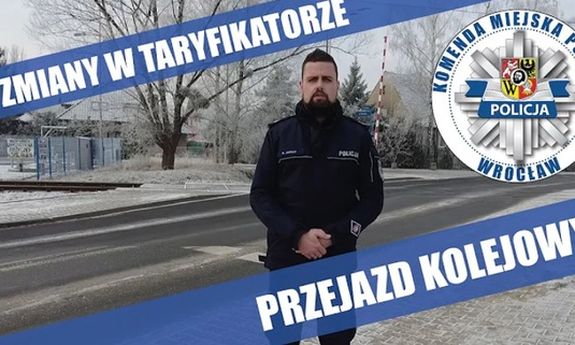 umundurowany policjant, obok na zdjęciu gwiazda policyjna i napis zmiany w taryfikatorze, przejazd kolejowy