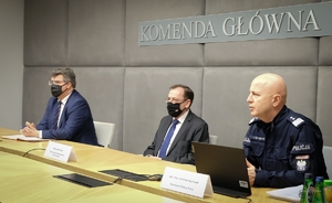 Mariusz Kamiński Minister Spraw Wewnętrznych i Administracji, Maciej Wąsik Sekretarz Stanu, Komendant Główny Policji gen . insp. Jarosław Szymczyk siedzą przy stole konferencyjnym podczas odprawy