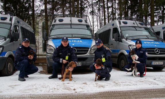 policjanci z pieskami