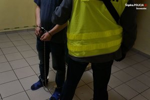 policjant z zatrzymanym w kajdankach