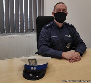 policjant siedzący przy biurku