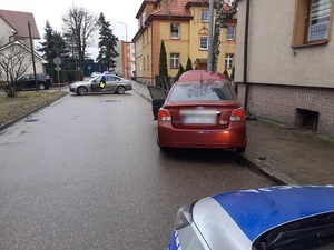 rozbity samochód w tle inny samochód stojący w poprzek jezdni