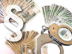 Pliki banknotów, lezące na nich kajdanki i z lewej strony wklejony znak paragrafu