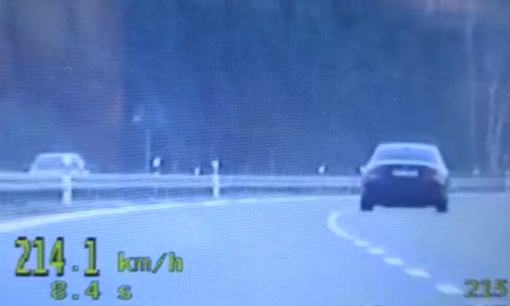 zdjęcie z wideorejestratora pomiar prędkości jadącego mercedesa, wynik 214 kilometrów na godzinę