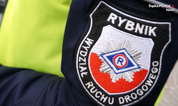 naszywka policyjna na rękawie munduru funkcjonariusza z białym napisem: Rybnik Wydział Ruchu Drogowego