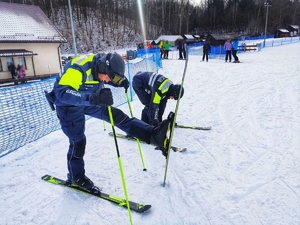 dwóch umundurowanych policjantów na stoku narciarskim