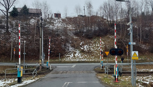 przejazd kolejowy z podniesionymi rogatkami