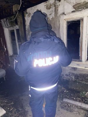 policjant kontroluje pustostan