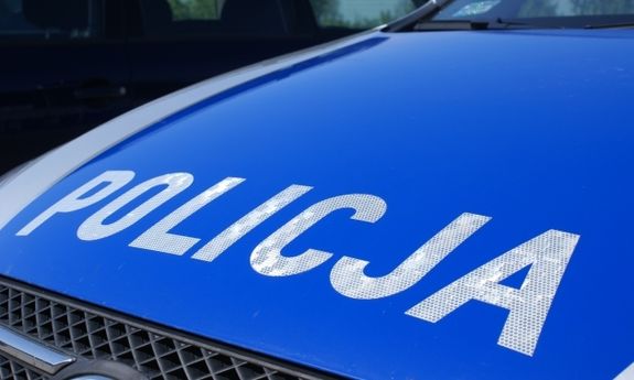 radiowóz policyjny, na masce samochodu biały napis policja na granatowym tle