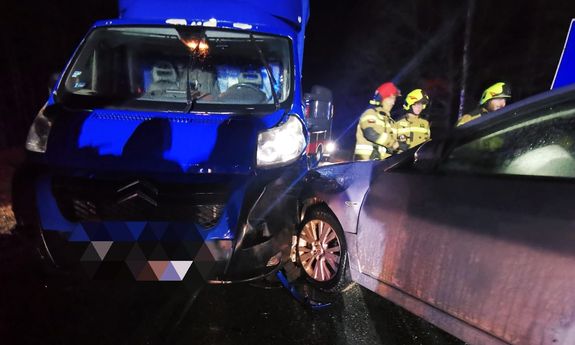 Na zdjęciu widać dwa pojazdy po czołowym zderzeniu