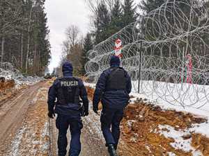 umundurowani policjanci zabezpieczają budowę zapory na granicy z Białorusią, patrolują i obserwują rejon oraz dbają o bezpieczeństwo osób wykonujących prace budowlane na granicy.