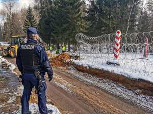 umundurowani policjanci zabezpieczają budowę zapory na granicy z Białorusią, patrolują i obserwują rejon oraz dbają o bezpieczeństwo osób wykonujących prace budowlane na granicy.