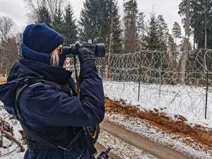 umundurowani policjanci zabezpieczają budowę zapory na granicy z Białorusią, patrolują i obserwują rejon oraz dbają o bezpieczeństwo osób wykonujących prace budowlane na granicy.