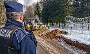 umundurowani policjanci zabezpieczają budowę zapory na granicy z Białorusią, patrolują i obserwują rejon oraz dbają o bezpieczeństwo osób wykonujących prace budowlane na granicy.