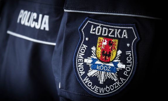 Logo policji województwa łódzkiego na policyjnym mundurze