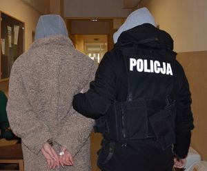 policjant z zatrzymanym w kajdankach